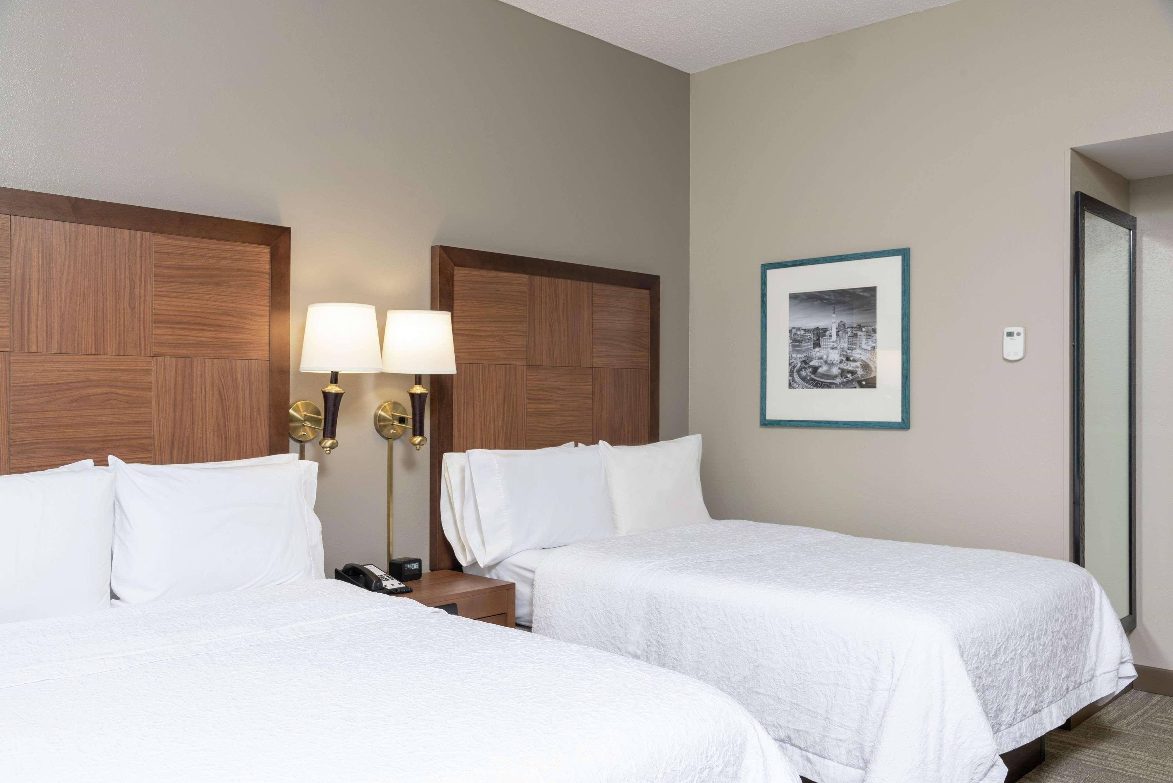 Hampton Inn Indianapolis Downtown Across From Circle Centre Exterior photo