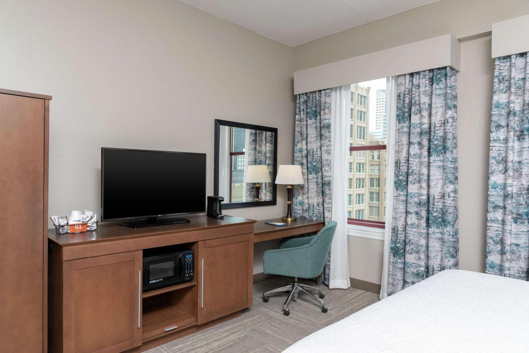 Hampton Inn Indianapolis Downtown Across From Circle Centre Exterior photo