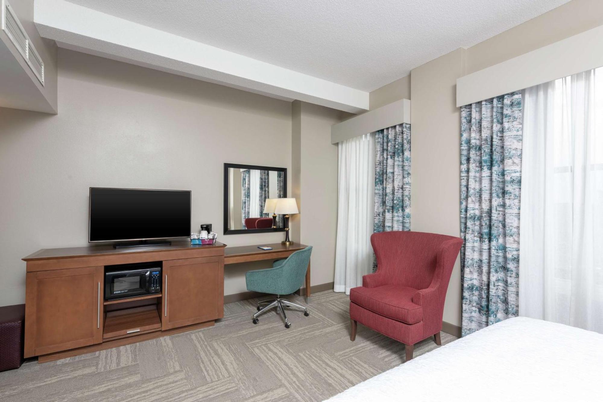 Hampton Inn Indianapolis Downtown Across From Circle Centre Exterior photo